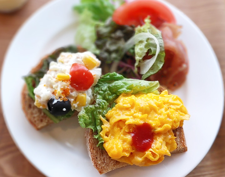 Open sandwiches (self-serve)