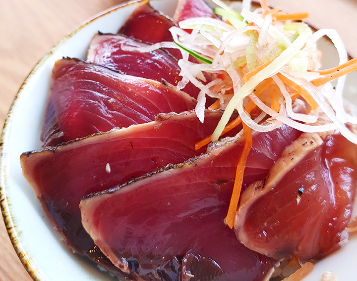 Seared skipjack tuna atop rice (self-serve)
